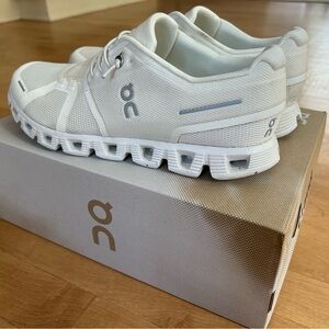 SOLD Women’s On Running Cloud 5 Sneakers